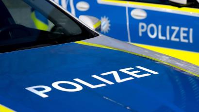 Bild: Sven Hoppe/dpa
Polizisten nahmen den Mann nach dem Angriff fest, er wurde den Beamten zufolge verletzt. (Symbolbild)