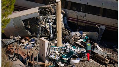 Bild: Manu Fernandez/AP/dpa
Von einigen Waggons der im Süden Spaniens verunglückten Hochgeschwindigkeitszüge blieben nur Trümmer übrig.