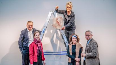 Bild: Michael Golinski, Stadt Amberg
Das internationale „Ariade Projekt“ wurde in der Stadtgalerie „Alte Feuerwache“ von Oberbürgermeister Michael Cerny, Stadtmuseumsleiterin Julia Riß, Künstlerin Hanna Regina Uber, Kuratorin Michaela Grammer und Kulturreferent Fabian Kern (von links) vorgestellt.