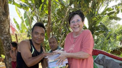 Bild: Reinhold Birner
Für die Chepang-Kinder hatte Bärbel Birner (rechts) Schulmaterialien mitgebracht, die sie dem Dorflehrer übergab.