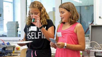 Bild: twi
Die "Nachwuchstechniker" erklären und zeigen ihre gefertigten Gegenstände und deren Funktionsweise.