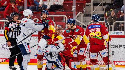 Bild: Werner Moller
Die Blue Devils Weiden (im Bild Manuel Edfelder und Zach Tsekos) bekommen in der DEL2 derzeit ein ums andere Mal einen vor den Latz geknallt. Die Suche nach Wegen aus der Krise verläuft bis dato erfolglos.