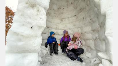 Bild: Gabi Schönberger
Toni und Anna Fuhrmann zeigen Freundin Emilie (rechts) ihr Iglu.
