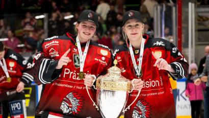 Bild: Moritz Eden/DEB/City-Press GmbH
Chiara Schultes (links) stemmt mit ihrer Teamkollegin Anna Rose den Meisterpokal.