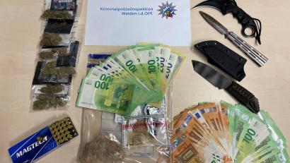 Bild: PP Oberpfalz/Bock 
Drogen, Waffen und Bargelt beschlagnahmten Polizeibeamte in der Wohnung eines 23-jährigen Tirschenreuthers.