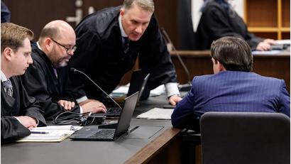 Bild: Daniel Karmann/dpa
Das Motiv für den Mord soll ein Streit um Unterhaltszahlungen für die beiden Kinder des Angeklagten und seiner Ex-Freundin gewesen sein.