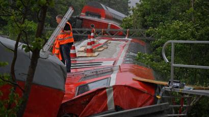 Bild: Uwe Lein/dpa
Vier Frauen sowie ein 13-Jähriger starben bei dem Unfall. (Archivbild)