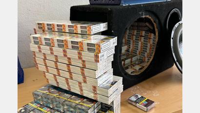 Bild: -/Hauptzollamt Landshut/dpa
7.800 Zigaretten fanden Zollbeamte in einer Musikbox bei einer Kontrolle auf der Autobahn 3 im Landkreis Deggendorf.