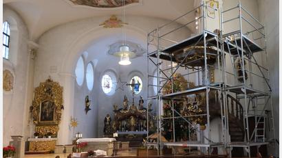 Bild: Fred Lehner
Ein festes Baugerüst war notwendig, um der Engelfigur auf der Kanzel in der katholischen Pfarrkirche St.-Johannes-der-Täufer festen Halt geben zu können.
