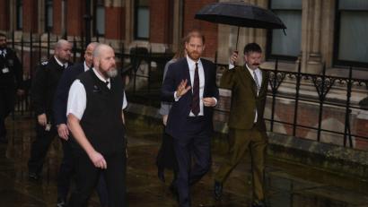 Bild: Jordan Pettitt/PA Wire/dpa
Prinz Harry trifft vor seiner Zeugenaussage in der Klage gegen die "Daily Mail" am Gericht in London ein.