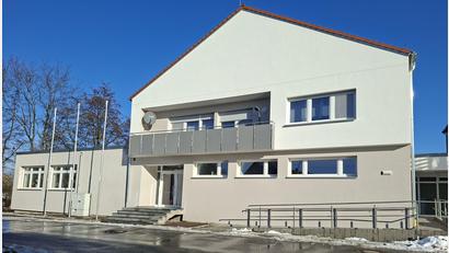 Bild: prh
Völlig neu, nicht nur von der Außenansicht, präsentiert sich die Mehrzweckhalle nach über zweijährigen Umbaumaßnahmen.