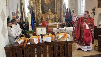 Bild: mor
Stadtpfarrer Daniel Fenk segnet die Sebastianspfleile, die später an der Pestsäule verzehrt werden. In seiner Predigt ruft der Geistliche auf, weiter auf die Fürsprache des Heiligen Sebastian zu vertrauen.