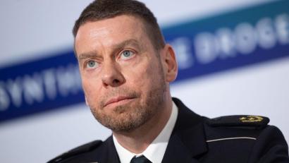 Bild: Rolf Vennenbernd/dpa
„Sowohl in Deutschland als auch in Europa sind diese Dimensionen bisher einmalig“, sagte der Leiter des Zollkriminalamtes, Tino Igelmann, bei einer Pressekonferenz in Köln.