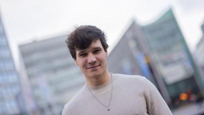 Bild: Rolf Vennenbernd/dpa
Wincent Weiss kommt über oberflächlichen Smalltalk kaum hinaus. (Archivbild)