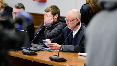 Bild: Philipp Schulze/dpa
Einer der beiden Angeklagten (Mitte) im Betonplatten-Prozess.