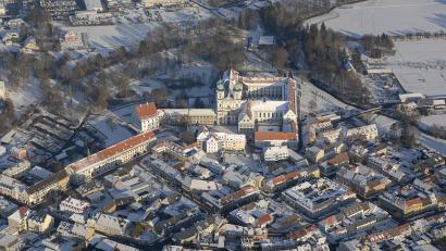 Luftbild: mür
Zur Kommunalwahl Anfang März präsentiert sich in Waldsassen ein breites Angebot. Die drei im Stadtrat vertretenen Parteien treten mit eigenen Bewerbern für den Bürgermeisterposten an.