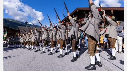 Bild: Expa/Johann Groder/APA/dpa
Werden künftig auch Frauen Salutschüsse abgeben? (Archivbild)