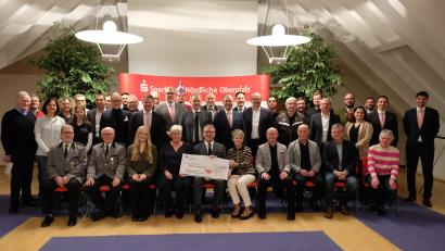 Bild: Sparkasse Oberpfalz Nord
Die Sparkassenstiftung im Landkreis Tirschenreuth unterstützt mit insgesamt 21.000 Euro 22 Vereine und Initiativen.