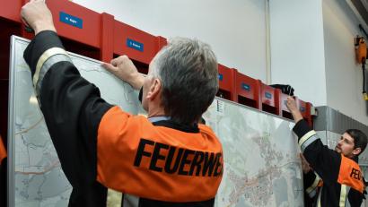 Bild: Stephan Huber
Die Fahrzeughalle der Feuerwehr wird zur "Notfallzentrale", wenn es in Schnaittenbach zum Katastrophenfall kommt. Die große Karte, die vor die Spinde gehängt wird, erleichtert dann den Überblick.
