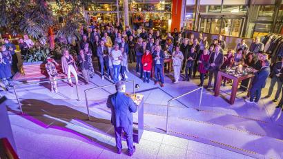 Bild: Marcus Rebmann
Gefeiert wurde im Cafe-Kult und im benachbarten Foyer. Dr. Roman Krammer begrüßte die Gäste.