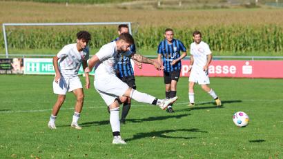 Archivbild: Dieter Jäschke
Der FC Dießfurt um Tim Arnold (vorne) hat sich in der Herbstrunde bereits auf Platz 1 geschossen. In der Restrunde soll die Meisterschaft der Kreisklasse West fixiert werden.