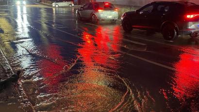 Bild: Marcus Gradl/exb
Nach einem Rohrbruch nahe der Ampel am Marienplatz in Eschenbach sprudelte das Wasser am Dienstag regelrecht aus dem Boden.