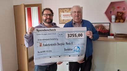 Bild: Hans Prem
"Bierdoktor" Dr. Johannes Sauer (links) überreicht eine Spende über 3.255 Euro an den Vorsitzenden der Kinderkrebshilfe in der Region Oberpfalz-Nord, Herbert Putzer (rechts).