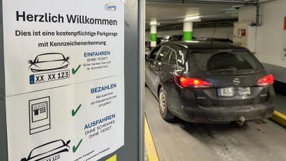 Bild: Petra Hartl
Die Schranke ist weg, eine Kamera erfasst beim Einfahren das Kennzeichen, ein Ticket braucht es jetzt nicht mehr. Das improvisierte Schild wird in der Zukunft noch durch eine professionelle Anzeige ersetzt.