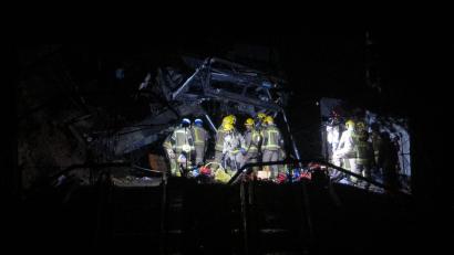 Bild: Lorena Sopêna/EUROPA PRESS/dpa
Während eines Sturms stürzte eine Stützmauer auf die Gleise und traf auch den Zug.