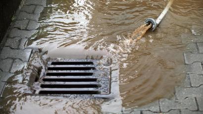 Symbolbild: Wolfgang Steinbacher
Bei Starkregen, wie es ihn heuer schon mehrfach in der Region gab, kann die Kanalisation schnell an ihre Grenzen kommen.