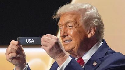 Bild: Jacquelyn Martin/AP/dpa
Der Grönlandkonflikt führt zu einer Debatte über einen WM-Boykott. (Archivbild)