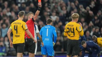 Bild: Kin Cheung/AP/dpa
BVB-Sportdirektor Sebastian Kehl äußert Kritik an der Roten Karte für Daniel Svensson.