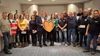 Bild: VR-Bank Eslarn
Aus dem Gewinnspar-Topf der Volksbank Raiffeisenbank Nordoberpfalz erhielten Vereine und Organisationen in Eslarn insgesamt 6750 Euro.