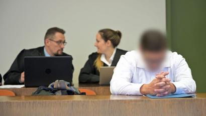 Bild: Malin Wunderlich/dpa
Der 34-Jährige ist wegen versuchten Mordes angeklagt.