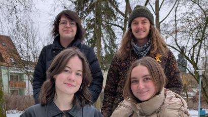 Bild: Die Linke Nordoberpfalz
Das Foto zeigt das Spitzenteam der Linken, vorne Hannah Schmid (18, links), Sarah Geißler (25, rechts), dahinter Robyn Arnold (25, links) und Andreas Reichl (22, rechts)