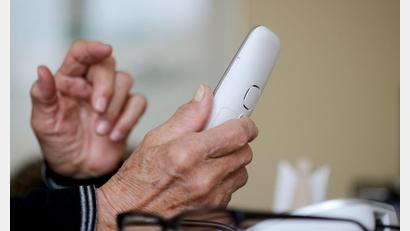 Bild: Roland Weihrauch/dpa
Die Betrüger behaupteten, eine Angehörige des 84-Jährigen hätte einen schweren Unfall verursacht. (Symbolbild)