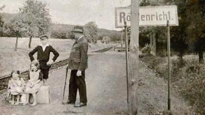Archivbild: Archiv Walter Schraml
Kein Bahnhof, lediglich ein Haltepunkt befand sich ab 1911 in der heute zu Neukirchen gehörenden Ortschaft Röckenricht. Es gab neben einem etwas angehobenen, geschotterten Bahnsteig von etwa 100 Metern Länge und bei Kilometer 4,520 nur eine Tafel mit der Aufschrift „Röckenricht“, eine Unterstellmöglichkeit oder gar eine Bank fehlten.