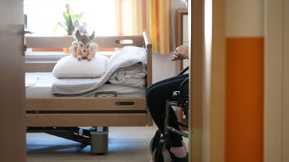 Bild: Sebastian Kahnert/dpa/dpa-tmn
Wer in einem Pflegeheim in Bayern lebt, muss im laufenden Jahr deutlich mehr Geld zahlen als in früheren Jahren. (Illustration)