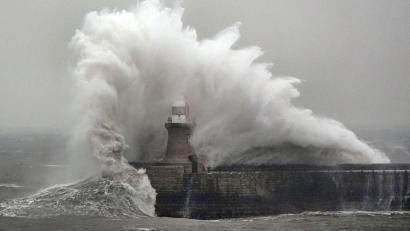 Bild: Owen Humphreys/PA Wire/dpa
Wellen schlagen gegen den Leuchtturm von South Shields an der Nordostküste.
