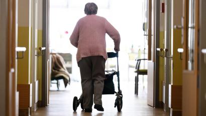 Bild: Sebastian Kahnert/dpa
Pflegebedürftige müssen immer mehr fürs Heim bezahlen. (Archivbild)