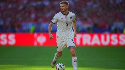 Bild: Michael Kappeler/dpa
Der Österreicher Stefan Posch wechselt auf Leihbasis zum FSV Mainz 05. (Archivbild)