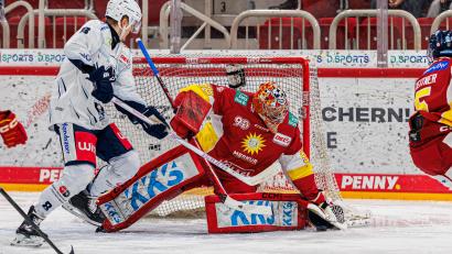 Archivbild: Werner Moller
Szene aus dem Spiel in der DEL2 zwischen der Düsseldorfer EG und den Blue Devils Weiden (weiße Trikots) am Dienstag, 20. Januar 2026. Die DEG gewann mit 2:1. Auch darum geht es in der neuen Folge "Powerplay".