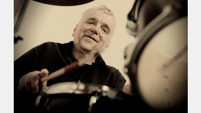 Bild: Werner Bauer/exb
Sprach- und Klangkünstler Erwin Rehling ist Nora Gomringers Gast bei "Tinte & Terz" im Stadttheater Amberg.