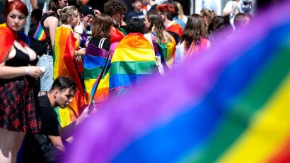 Bild: Sven Hoppe/dpa
Queeres Leben gehört schon lange fest zu Bayern - die Staatsregierung braucht bei der Umsetzung des Aktionsplans aber viel Zeit. In diesem Jahr soll es nun soweit sein. Wann genau, ist aber offen. (Illustration)