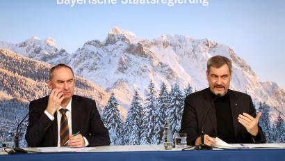 Bild: Karl-Josef Hildenbrand/dpa
Die CSU von Ministerpräsident Markus Söder (rechts) und die Freien Wähler von Hubert Aiwanger setzen nicht nur im Wahlkampf auf die Abgrenzung Bayerns von Berlin und Brüssel. Damit wollen sie laut einer neuen Studie Wähler an sich binden. (Archivbild)