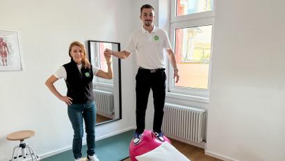 Bild: Petra Hartl
Balance halten: "Stabilität im Körper ist das Wichtigste", sagt Svetlana Sidorkin. Gemeinsam mit ihren Sohn Marcel hat sie im September eine Praxis für Physiotherapie an der Eglseer Straße in Amberg eröffnet.