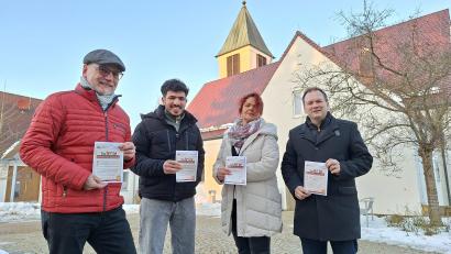 Bild: Johannes Pittroff
Hier bei der evangelischen Christuskirche in Speichersdorf wollen sie mit der Veranstaltung am Sonntag ein Zeichen setzen (von links): Diakon Jochen Reger vom Unterstützerkreis, Hossam Al Aziz, Simone Dechamps, Betreuerin der Containerunterkunft, und Bürgermeister Christian Porsch.