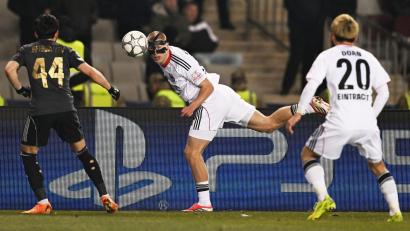 Bild: Uncredited/AP/dpa
Mit Maske und zwei Veilchen: Kristensen beim Gastspiel in Baku.