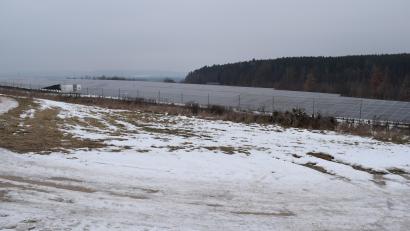 Bild: bnr
Abseits jeder Wohnbebauung und von außen nur wenig einsehbar, will die Firma Voltgrün den "Photovoltaik-Park Damelsdorf" um einen Batteriespeicher erweitern. Die Inbetriebnahme ist Mitte 2027 vorgesehen.