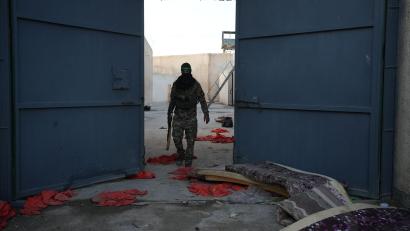 Bild: Moawia Atrash/dpa
Leere Zellen und zurückgelassene Häftlingskleidung im al-Schaddadi-Gefängnis Anfang der Woche.